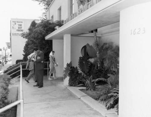 Patrons entering the Hollywood Branch Library at 1623 Ivar. Note the banner for 