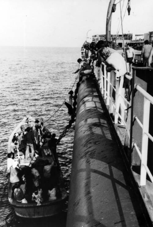 Oil tanker rescues "Boat people"