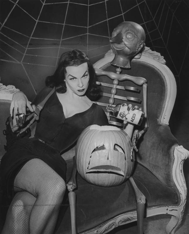 Vampira all set for Halloween 1954