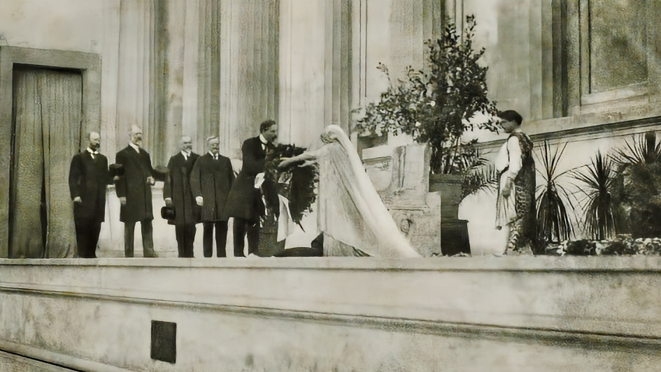 Bernhardt receives a wreath following her performance of <em>Phèdre</em> at Berkeley’s Greek Theater